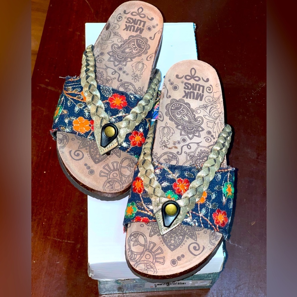 Mukluk floral embroidered sandals
